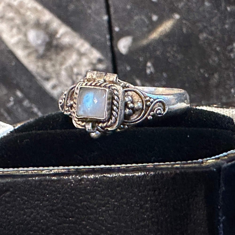 Fabulous Vintage 925 Sterling Silver Blue Moonstone Filigree Poison Ring